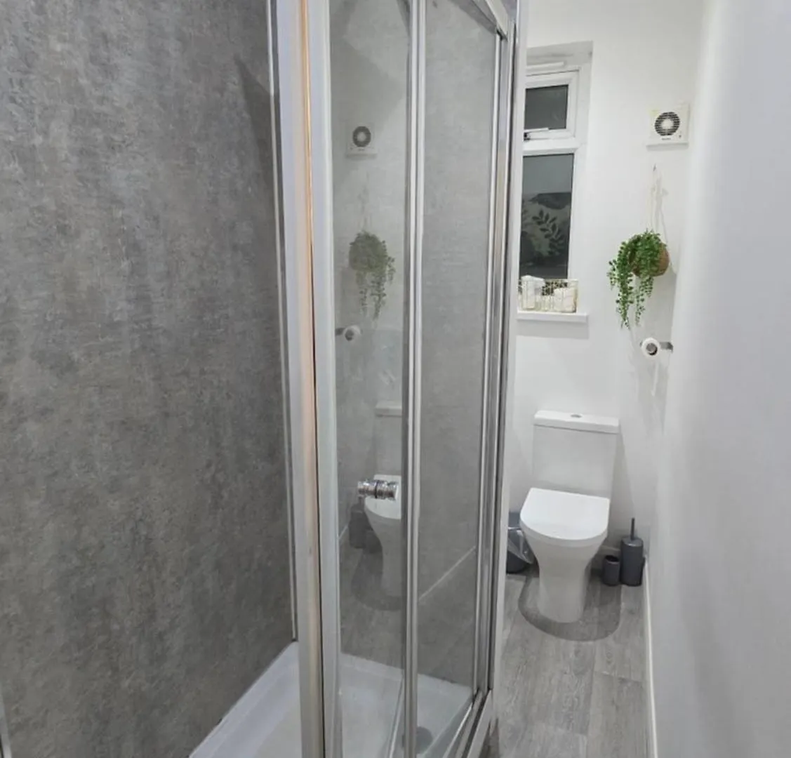 Cosy 3 Bedroom, 5 Bed House! Leeds  Leeds (West Yorkshire)