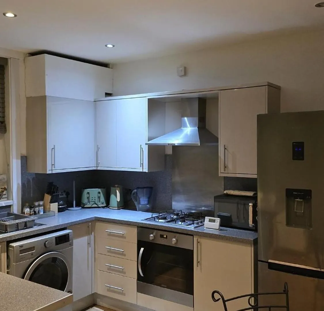 Cosy 3 Bedroom, 5 Bed House! Leeds  Leeds (West Yorkshire)